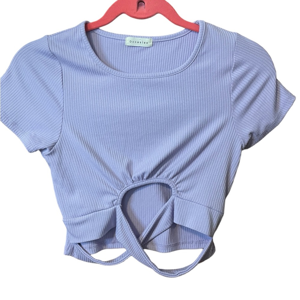 EUC purple short sleeved ribbed crop top with open key hole front.